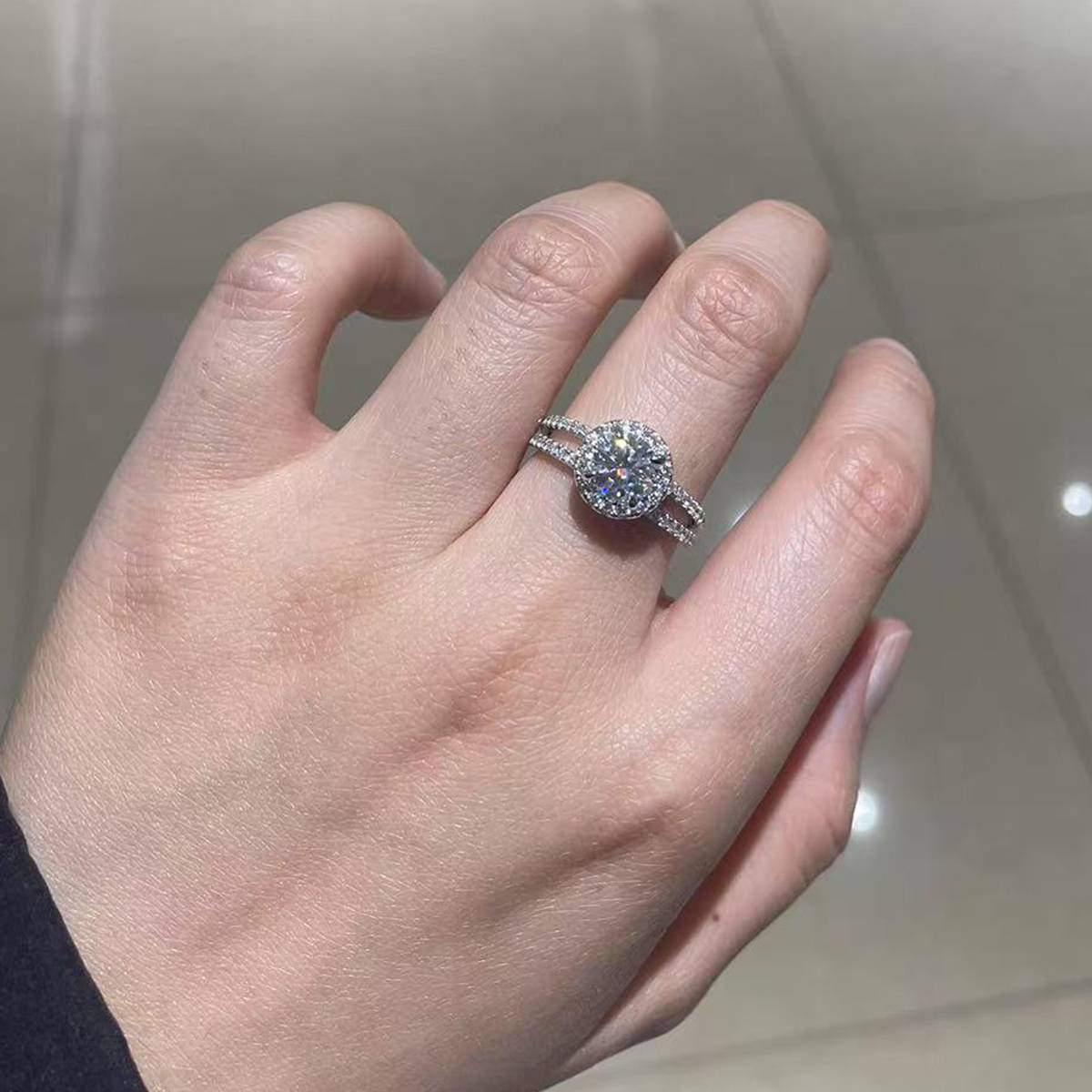 双臂圆包女戒S925银镀白金定制选款主石莫桑钻1.0ct/副石高碳钻